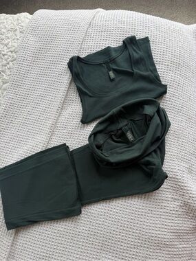 Skims Spruce Set XS pant & Lg Tank